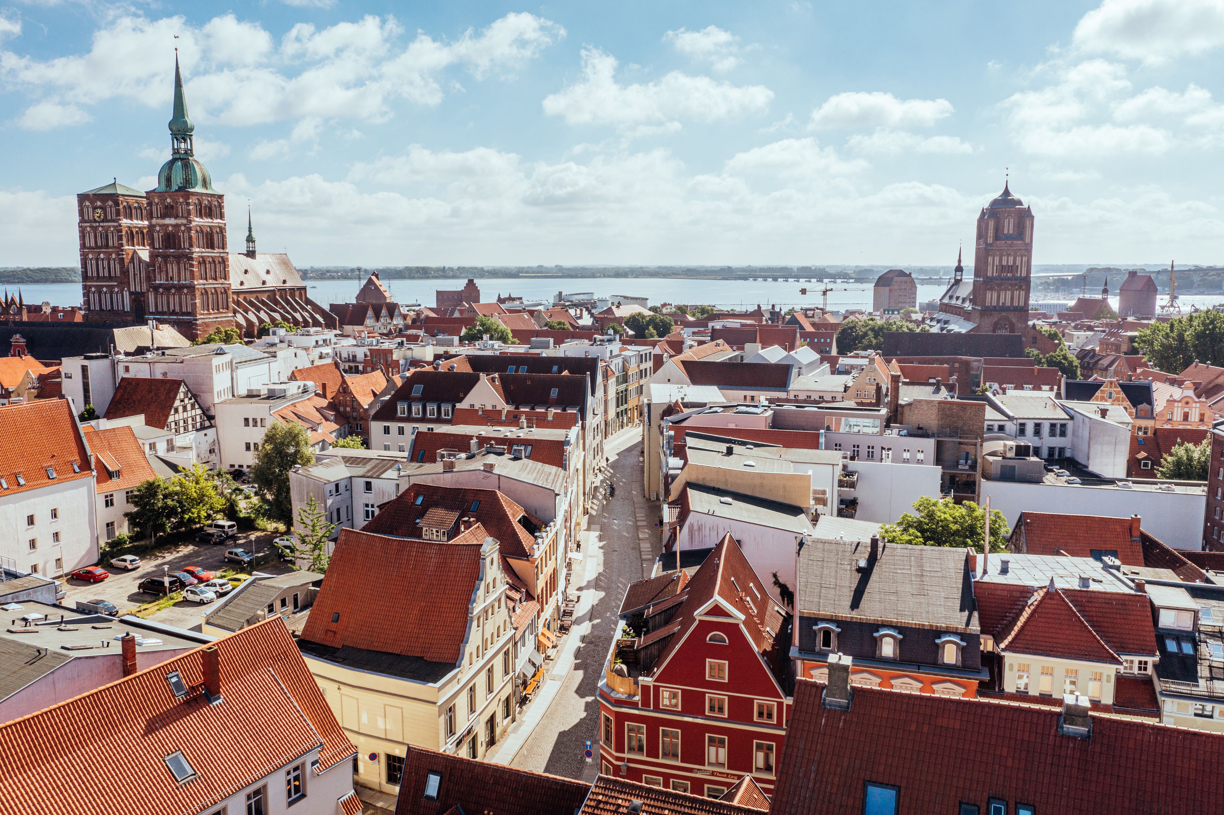 Luftaufnahme der Heilgeiststraße in Stralsund mit Blick auf die Altstadt und das Stralsunder Fahrwasser